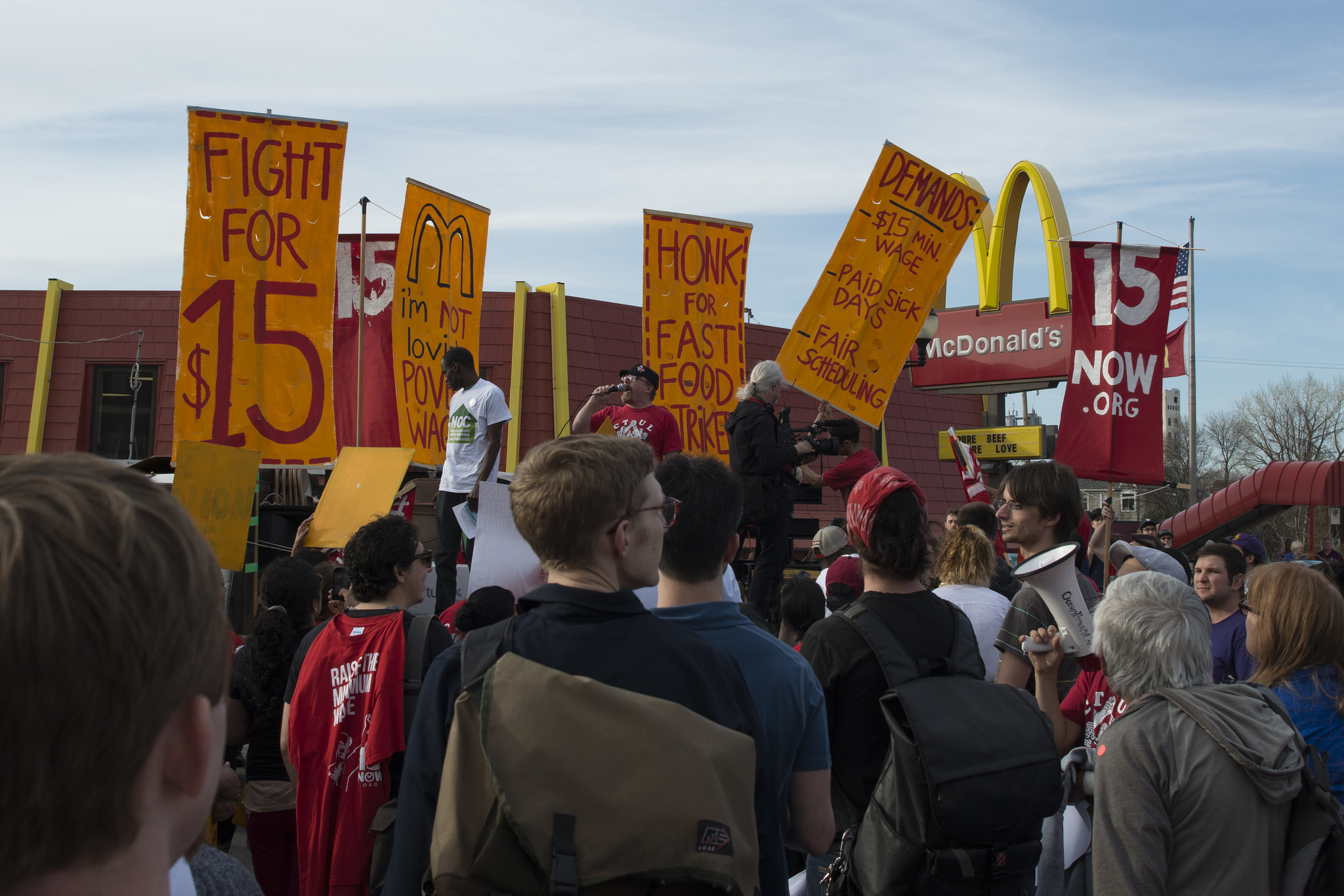 fast-food-workers-go-on-strike-to-say-stop-the-referendum-come-to-the